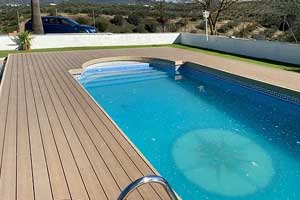 Tarimas de exterior para piscinas fabricadas con madera tecnológica