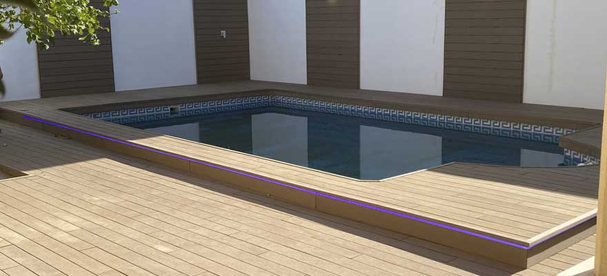 Tendencias en Decoración de Piscinas con Madera Tecnológica