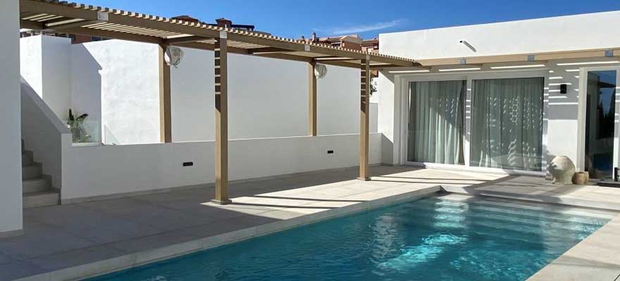 Pérgola de Madera Tecnológica para Piscinas