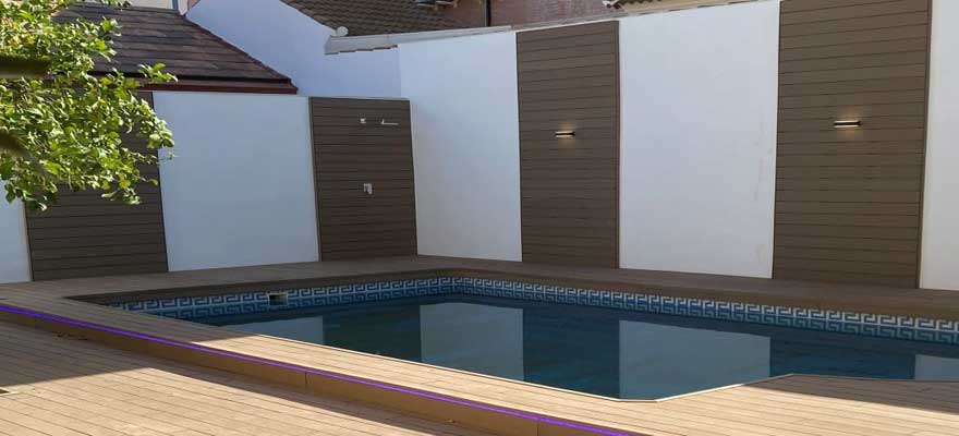 Revestimiento de Paredes Exteriores de Piscina con Madera Tecnológica